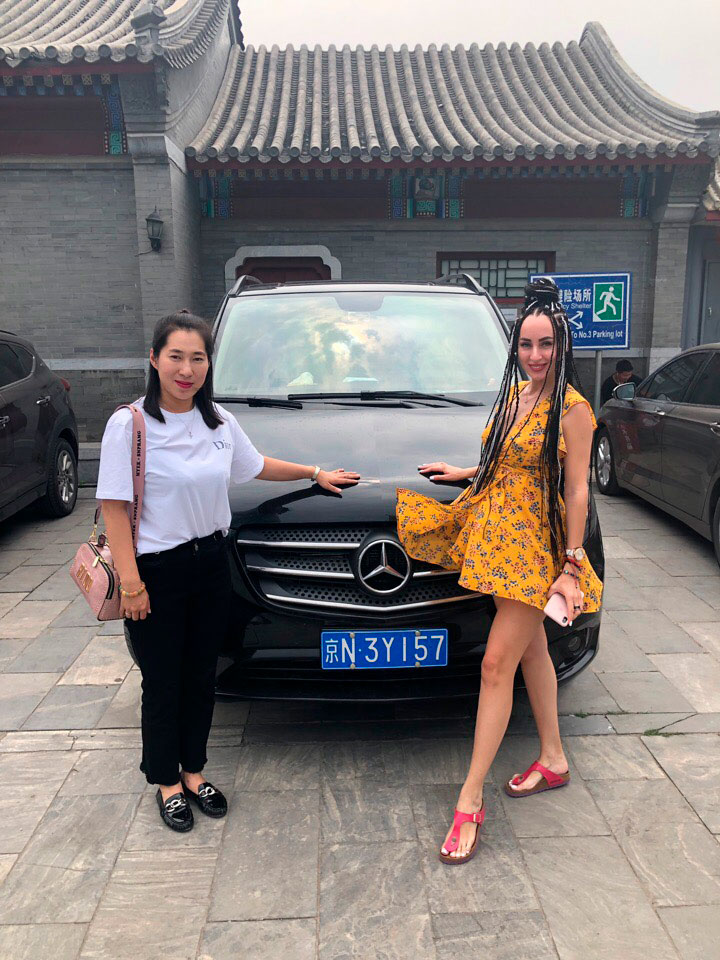 Аня Чжан и ее автомобиль для экскурсий по Пекину