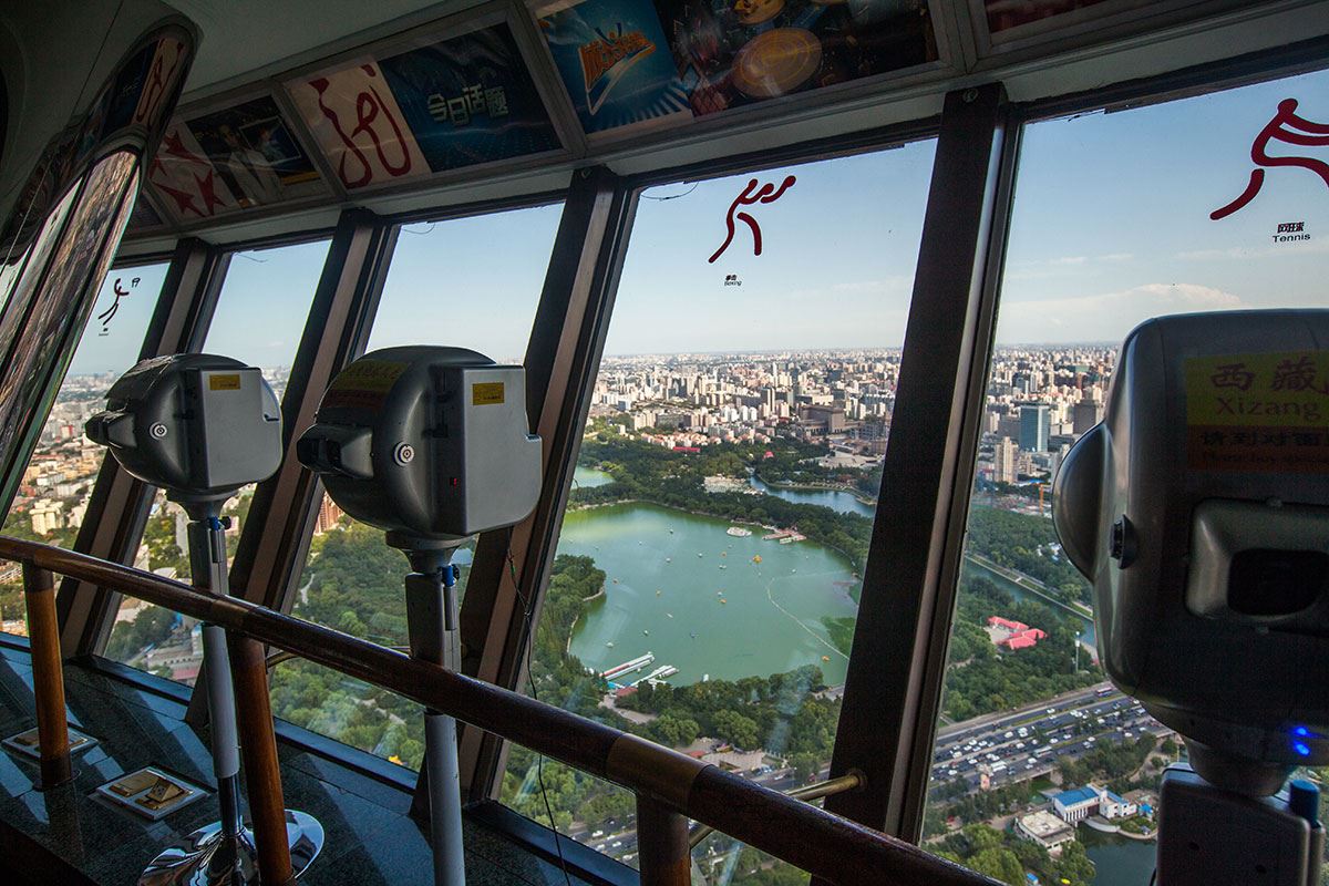 Смотровая площадка пекинской телебашни оборудована мощными телескопами